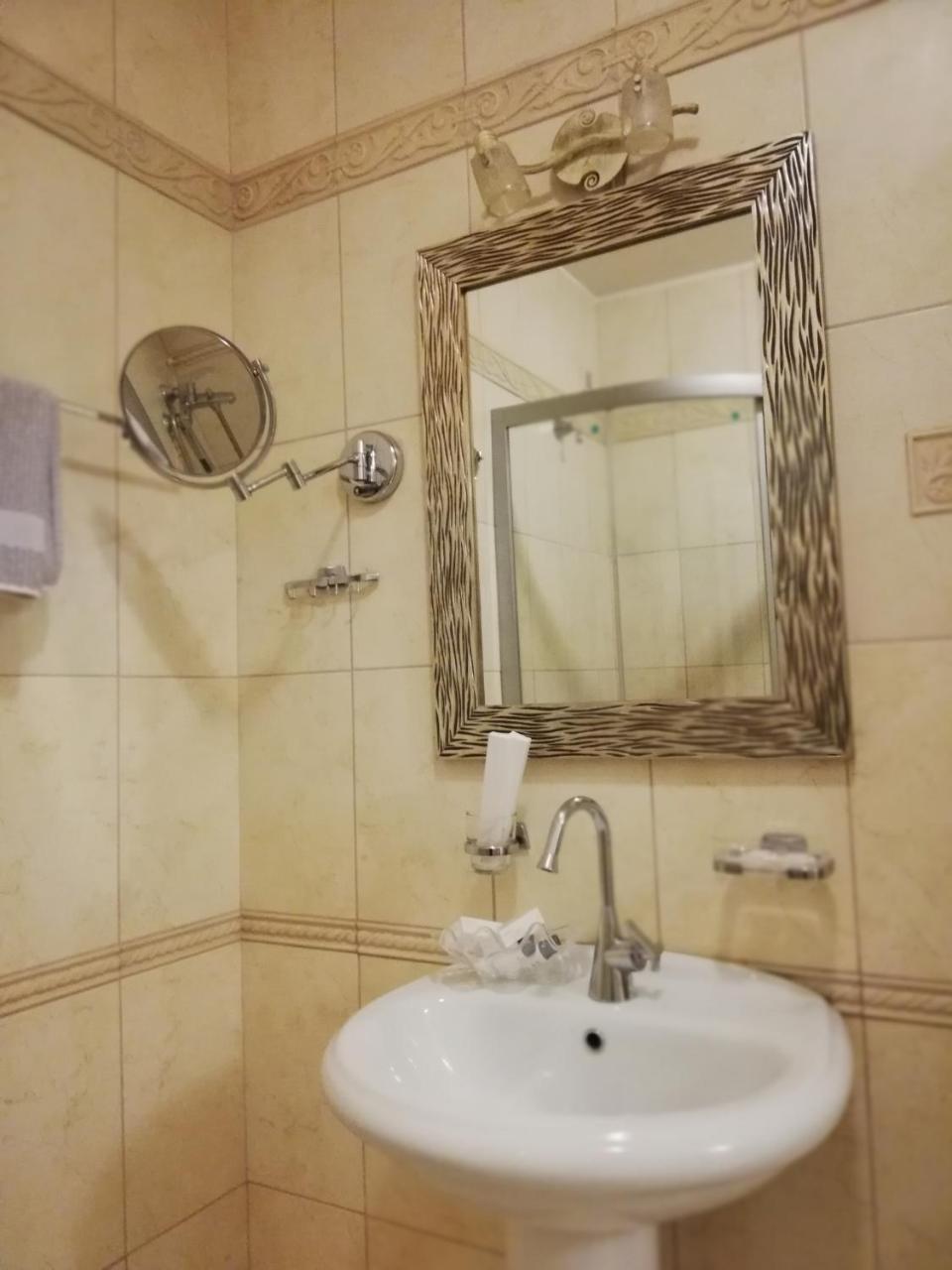 Nymfes Hotel Loutraki  Exterior photo